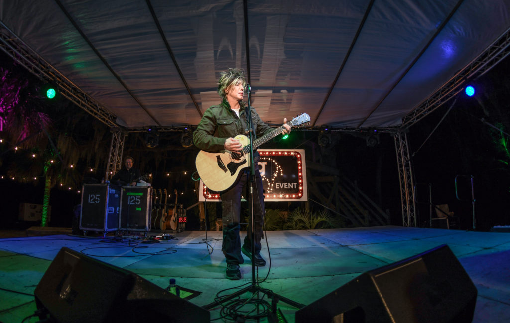 Surprise concert performer John Rzeznik of The Goo Goo Dolls. (Photo by Bonjwing Lee)