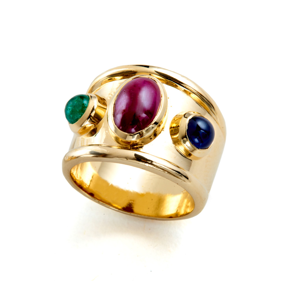 The Pope ring, featuring an emerald, a ruby, and a sapphire set in 14K yellow gold