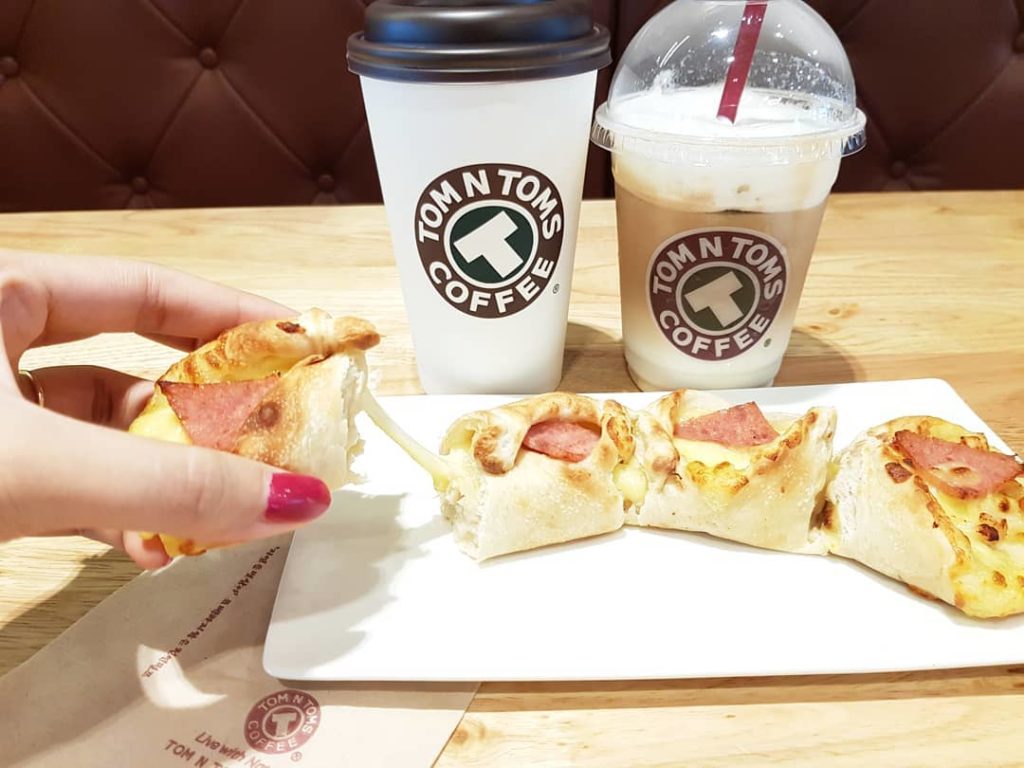 Tom N Toms Coffee offers standard coffees alongside taro smoothies and garlic honey butter bread. 