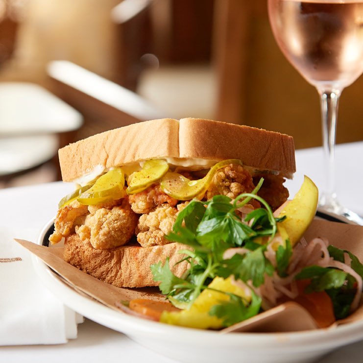 La Lucha is big on oysters any way you want 'em. 