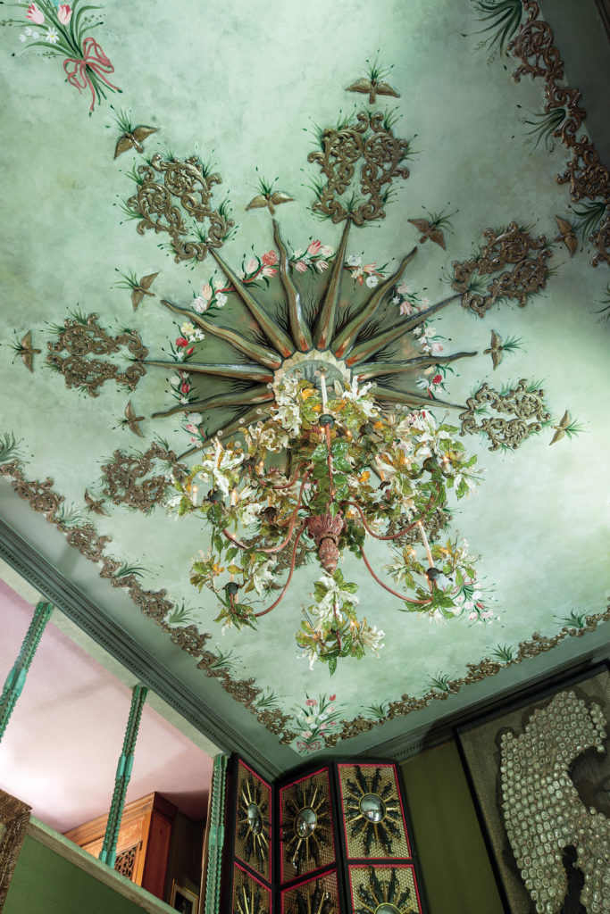 The chandelier in Dawnridge’s Drawing Room was recreated after a 1974 fire, with Venetian-glass flowers in the shape of Pillemont lilies. (Photo Tim Street-Porter)