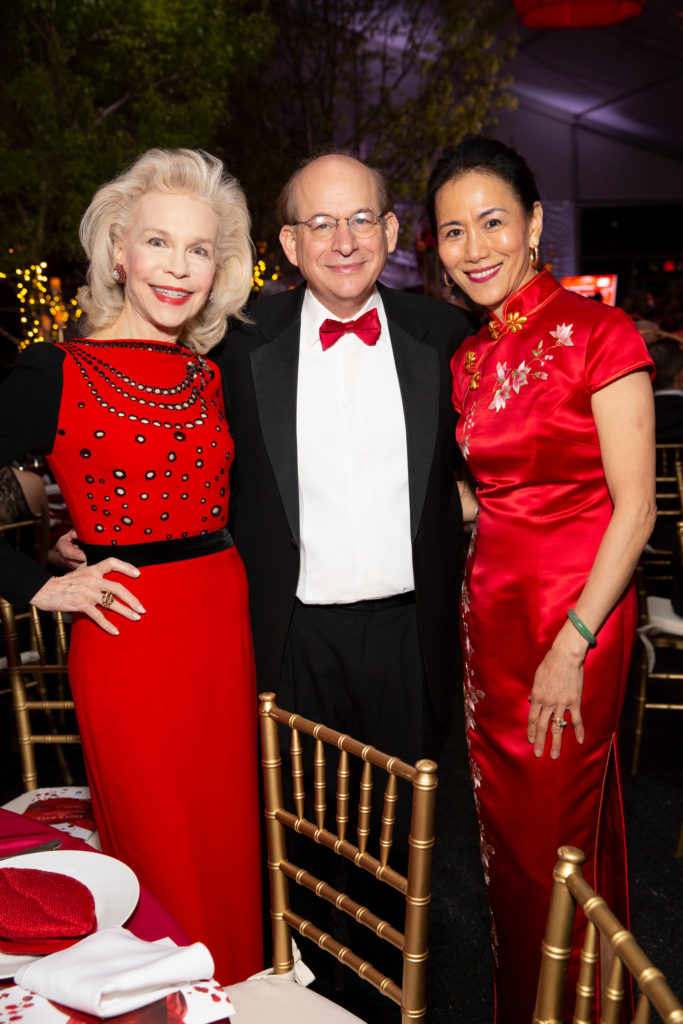Lynn Wyatt, co-chairs David Leebron & Y. Ping Sun at Asia Society Texas’ 2019 Tiger Ball: Celebrating Asia Society's 40th Anniversary in Houston. (Photo by Jenny Antill Clifton)