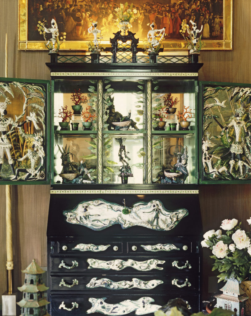 A desk Tony Duquette made for Elsie de Wolfe in 1941.