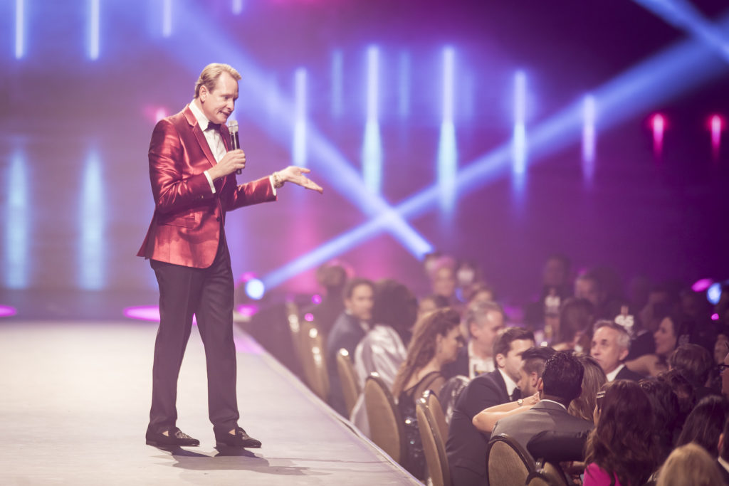 Carson Kressley performs at DIFFA. (Photo by Joseph Brewster, Thomas Garza)