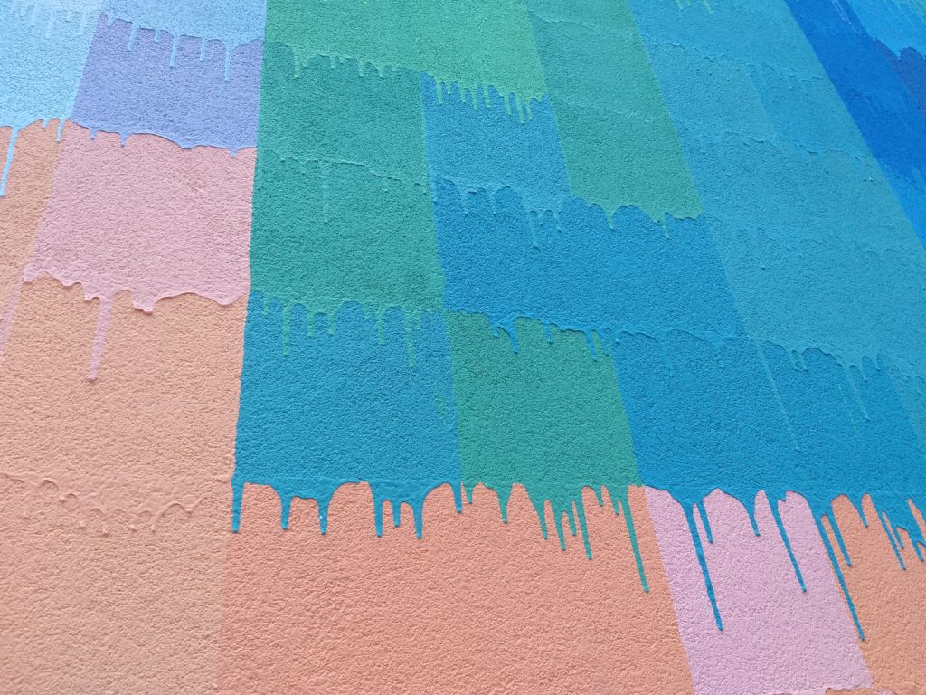 A detail of a drip: besides being a vibrant piece of street art, this mural possesses content. (Photo by the author) 