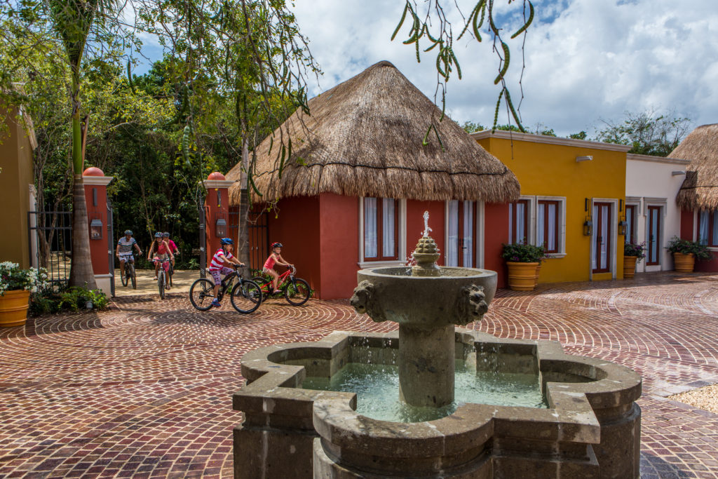  El Pueblito offers authentic Mexican shopping and a cozy village feel (Photo Courtesy of Mayakoba) 
