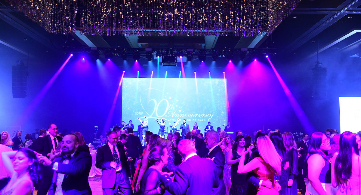 The crowd goes wild for Professor D at the 20th anniversary Houston JDRF Promise Ball. (Photo by Daniel Ortiz)