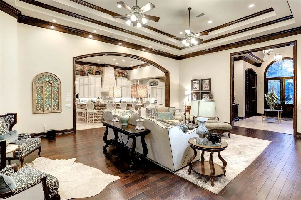 Arched doorways add elegance. (Photo by HAR)