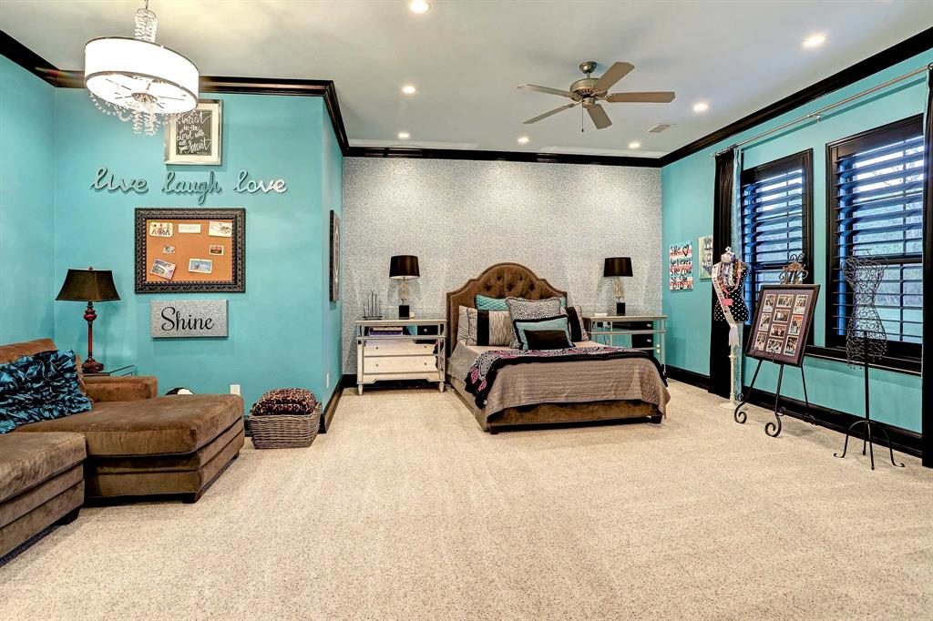 Turquoise walls are a fun, unexpected feature. (Photo by HAR)