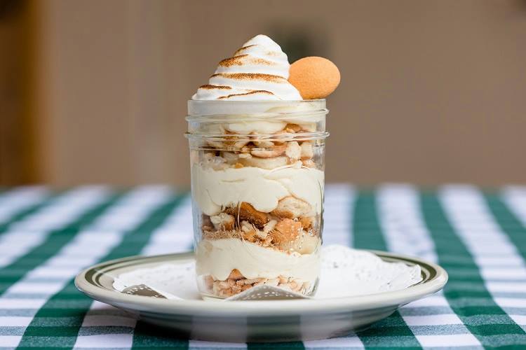 The banana pudding is a classic dessert. 