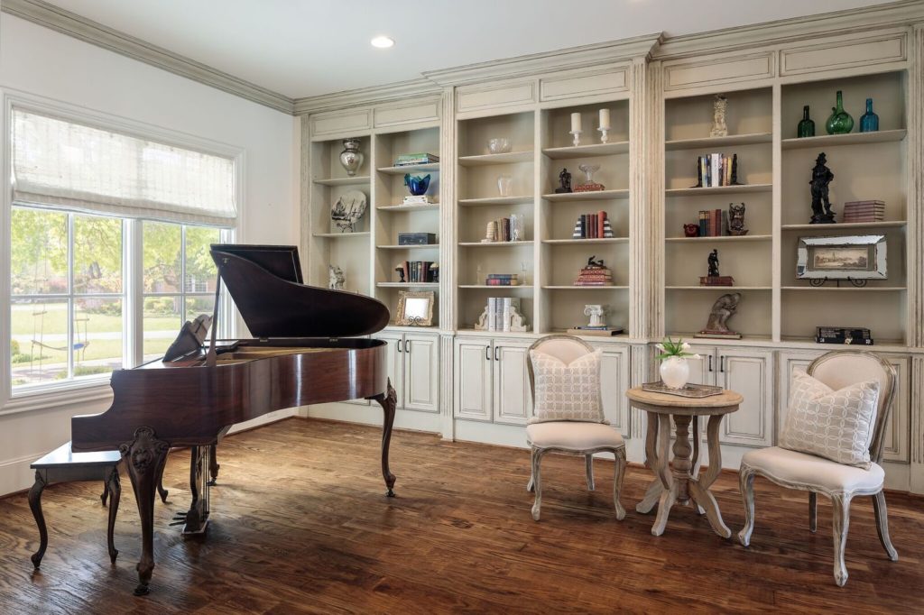 Built-in bookshelves make for excellent opportunities to showcase the classics. 