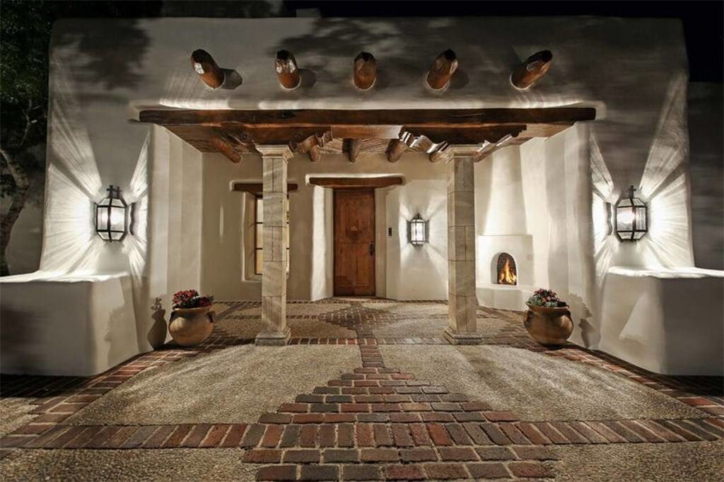 The mansion's entryway is the perfect preview to what lies within. 