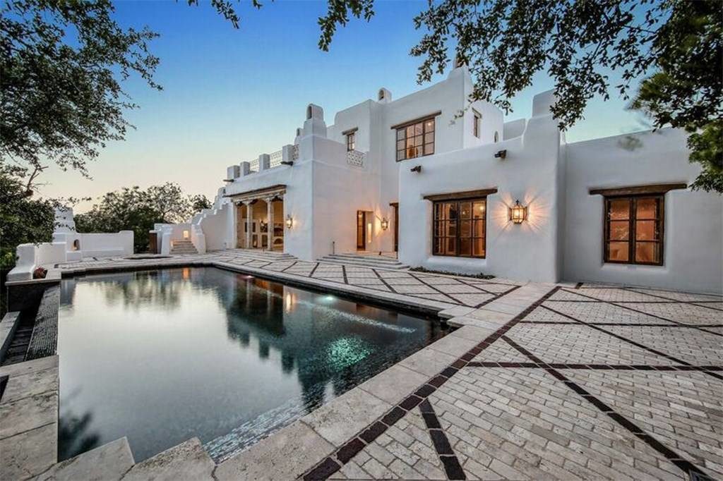 The mansion suits its gorgeous surroundings. 