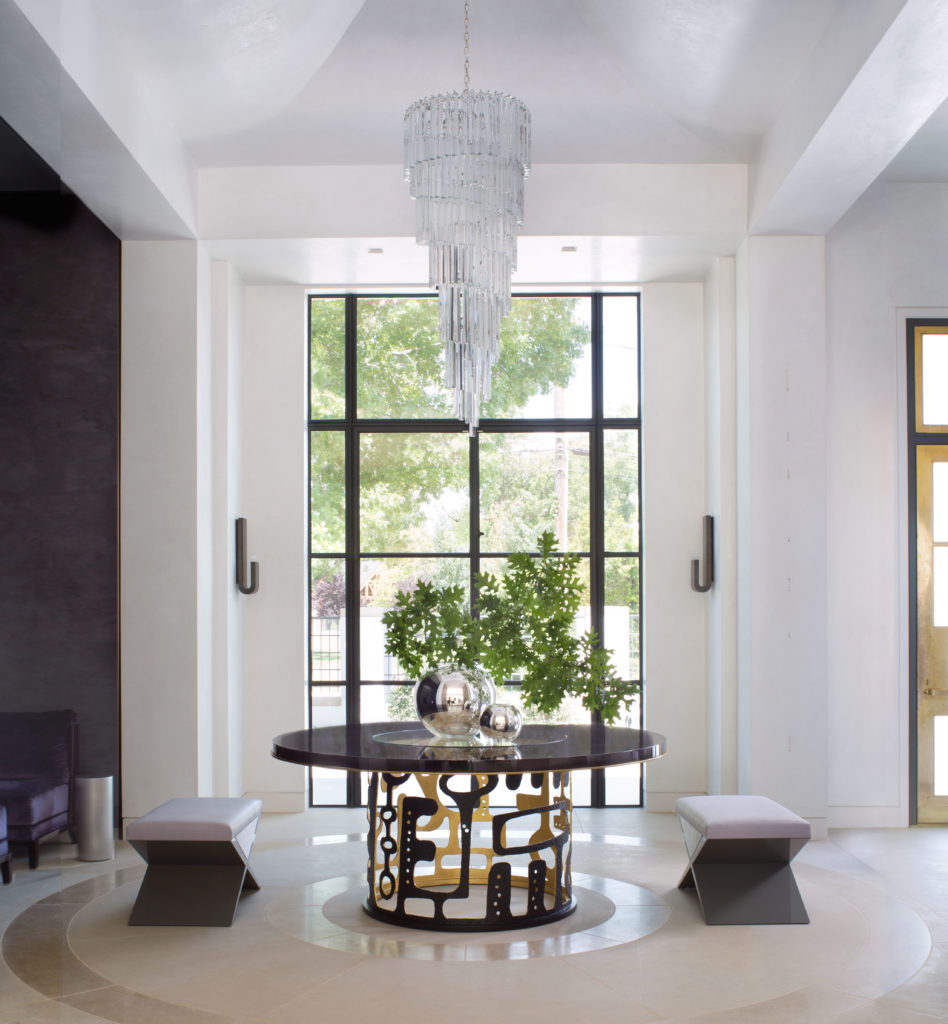 Philip Nimmo-designed table and Natasha Baradaran-designed stools, Venini chandelier, circa 1950. (Photo by Emily Minton Redfield)