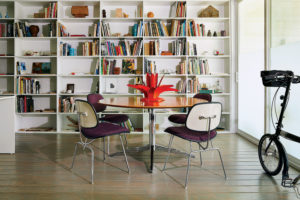 Round oak table originally designed by Florence Knoll for their Executive Collection in 1961. EC-127 library reading chairs with Fiberglas seat and backs originally designed by Ray and Charles Eames for Herman Miller in 1969 in their original plum-colored wool upholstery. Both came from Reeves Antiques. The Mexican orange-painted sheet-metal agave is from Laredo, Texas. (Photo by Pär Bengtsson)