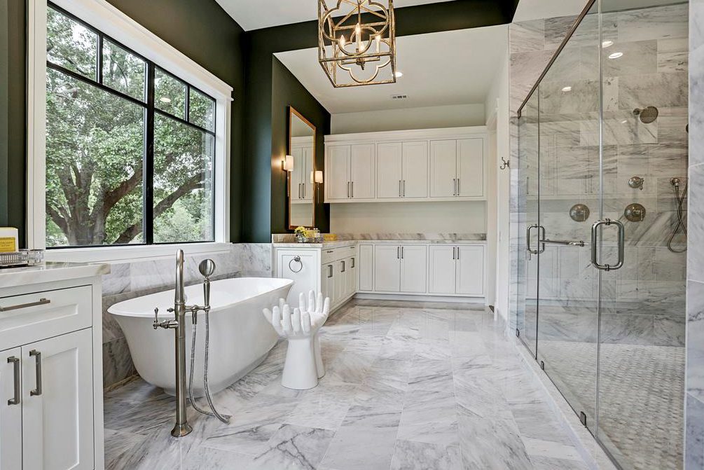 A contemporary master bath with soft edges, created by Masa Studio Architects and Smith Family Homes. 