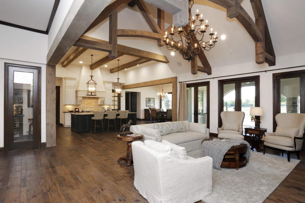 Hardwood floors, exposed beam work and rustic lighting speak of the America's West without drowning in kitschy cowboy memorabilia