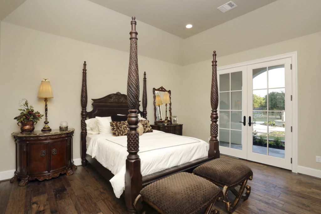 The four-poster bed fits in with the Western them without going overboard. 