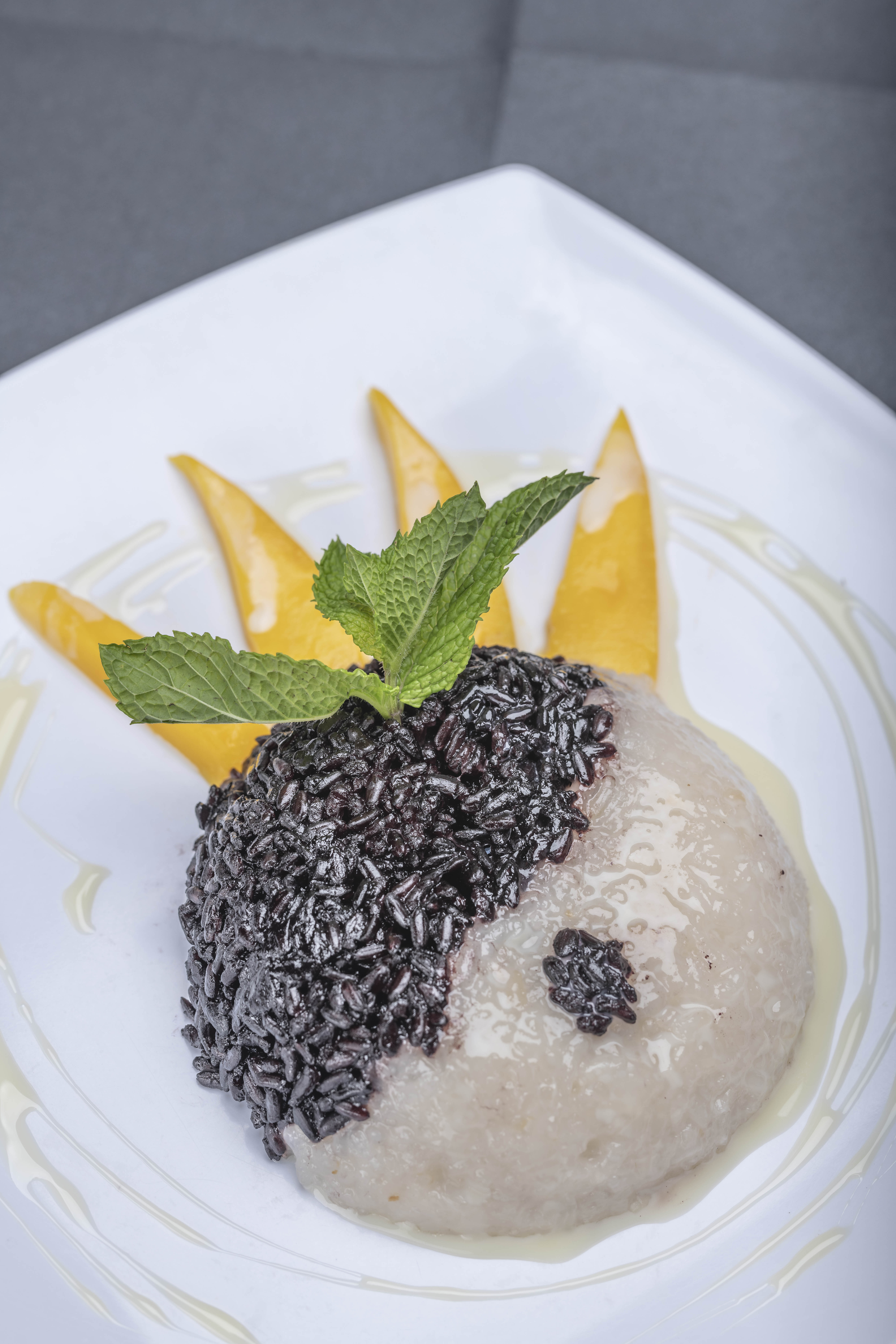 Yin Yang mango sticky rice at Sing restaurant