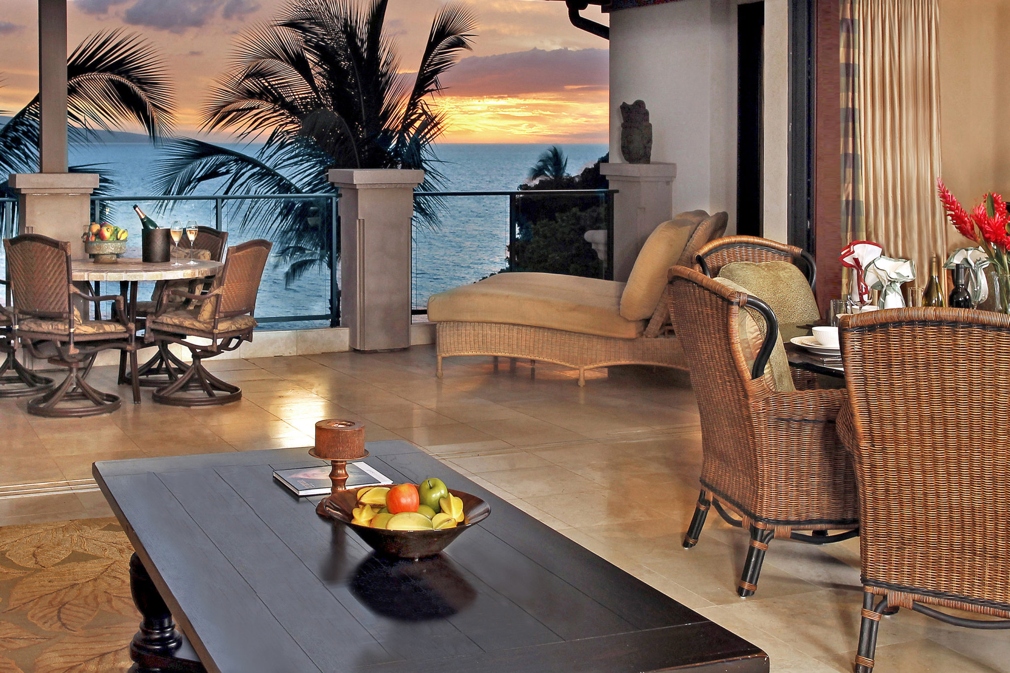 DR_Hawaii_Wailea Beach Villas_Interior_Lanai_Dining_Sunset