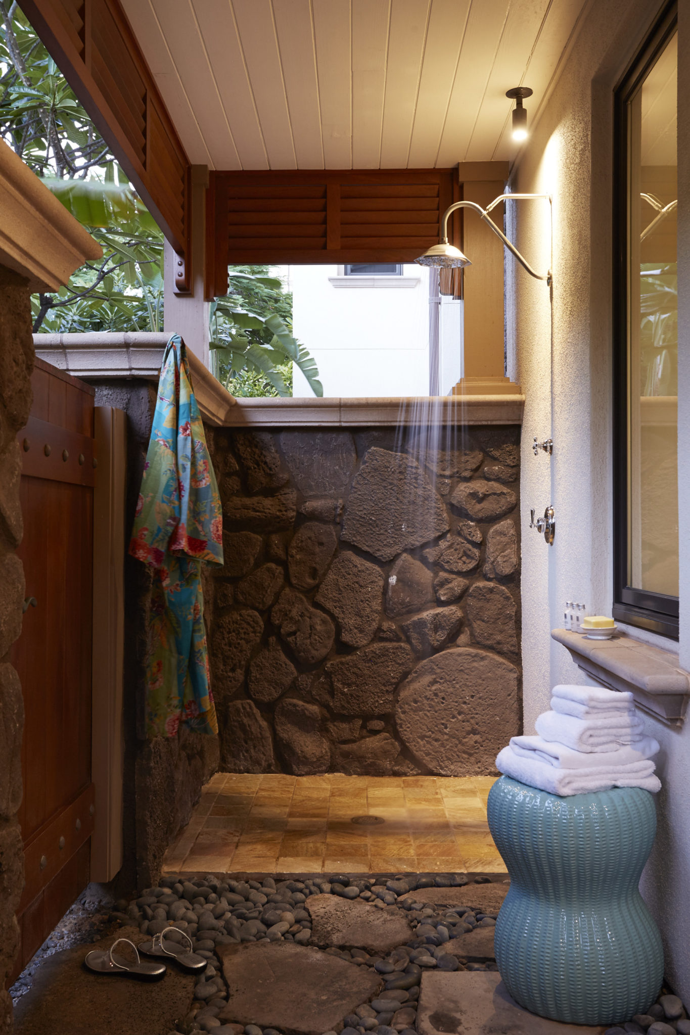 DR_Hawaii_Wailea Beach Villas_Interior_Outdoor Shower