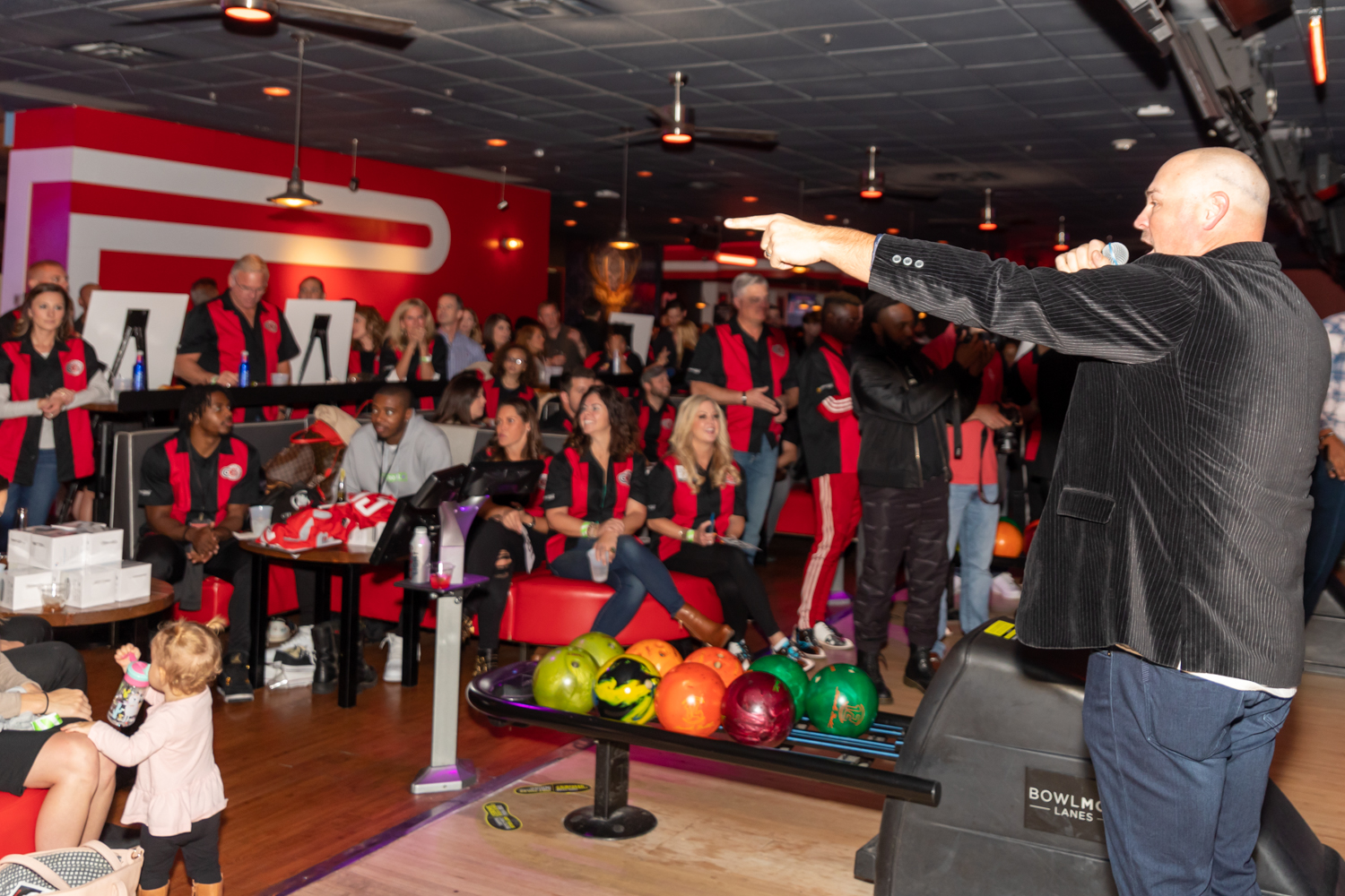 Emcee Matt Rogers leads live auction (Photo by Lee Beckman)