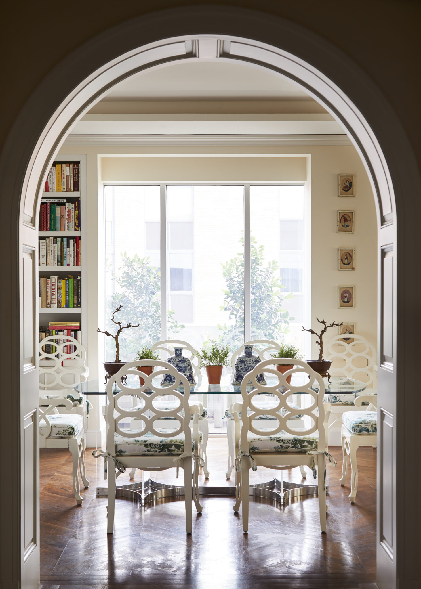 High Above Dallas A Textile Queen S Apartment Glows Like A