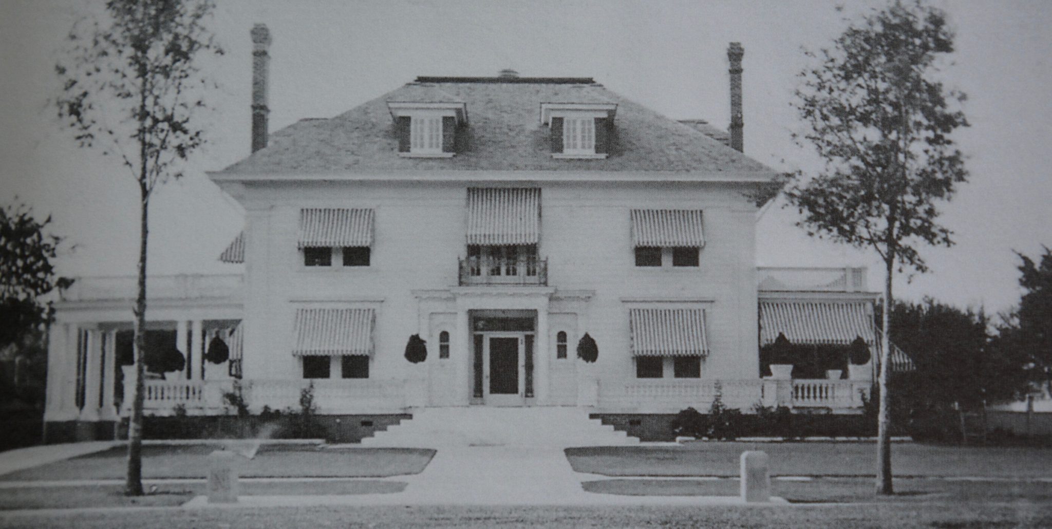 Vintage photo of No. 6 Courtlandt Place.