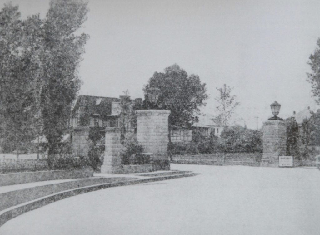 Courtlandt Place east entrance prior to 1920.