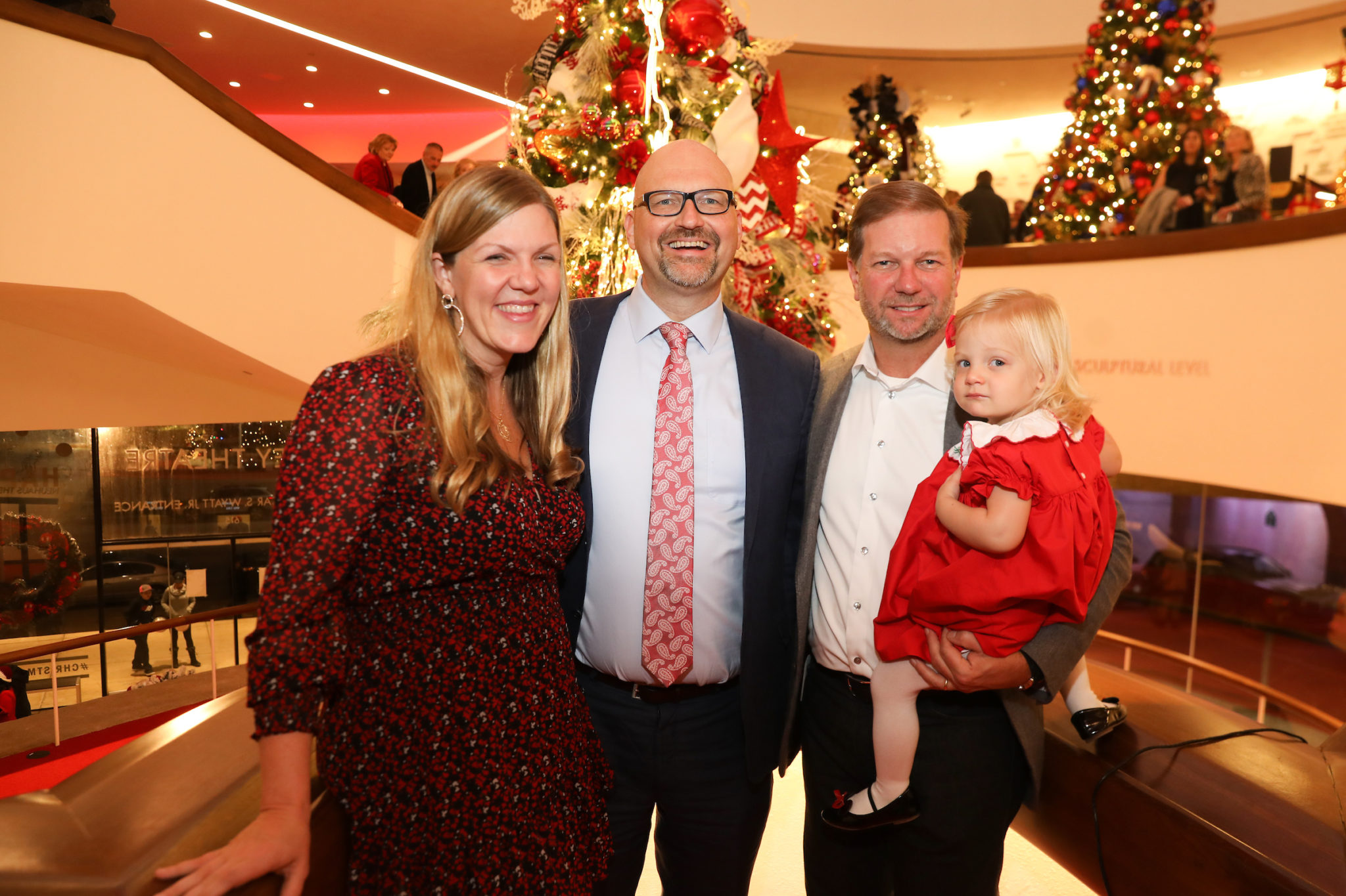 Alley Theatre 2019-20 Deck the Trees. Sarah Morgan, Alley Theatre’s Artistic Director Rob Melrose, Oscar and Murphy Brown. Photo by Priscilla Dickson.