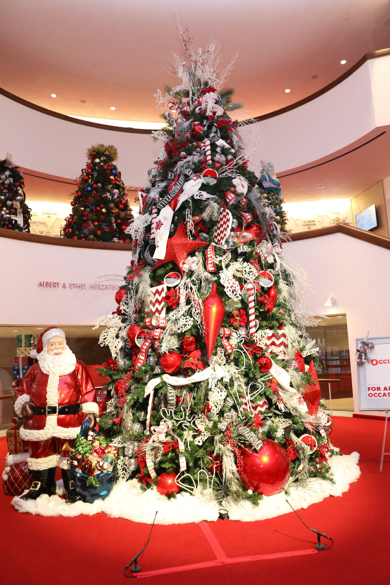 Alley Theatre 2019-20 Deck the Trees. Signature Tree Designed by For All Occasions and Sponsored by Occidental. Photo by Priscilla Dickson.