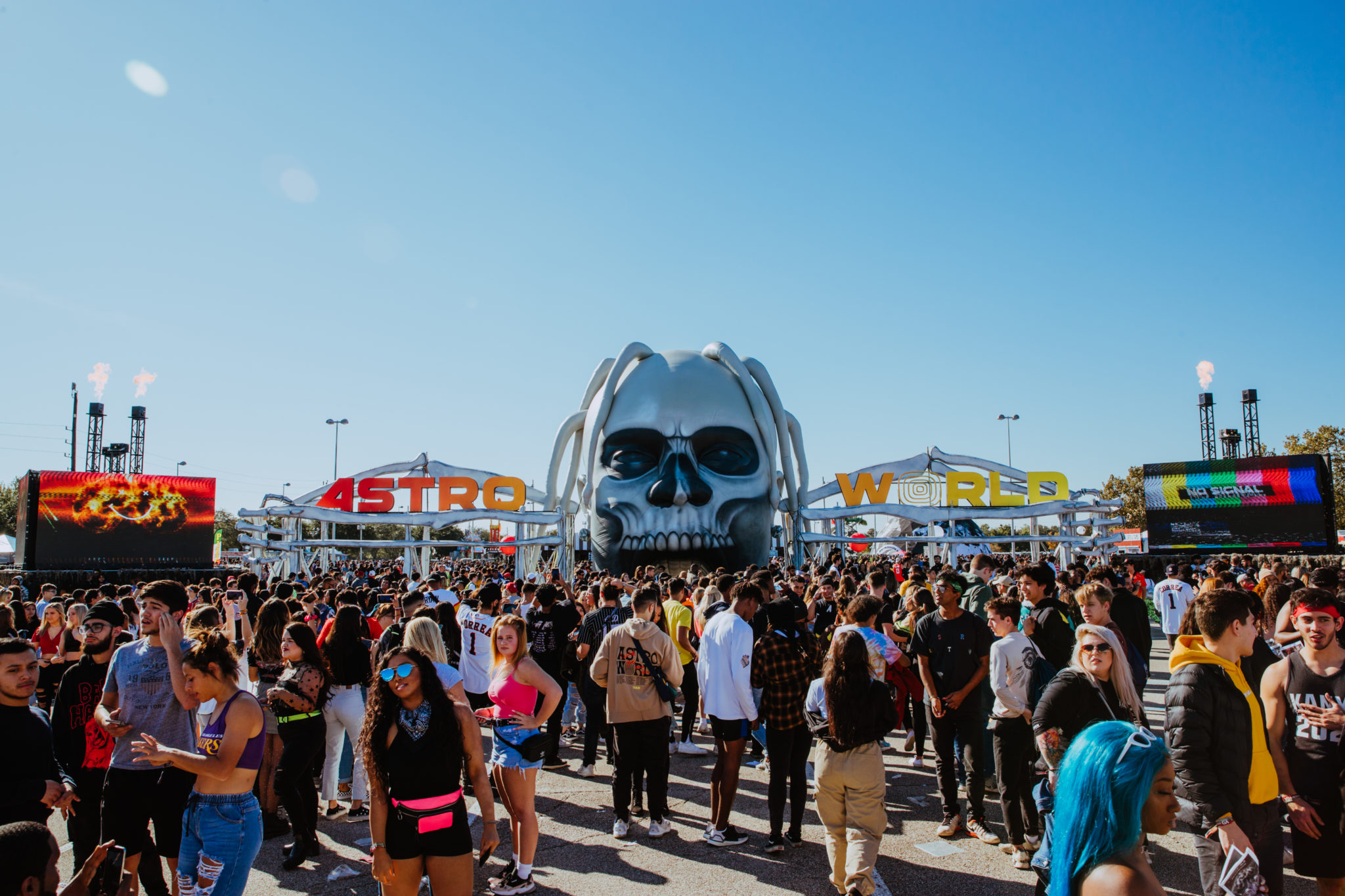 Travis Scott’s disembodied head welcomed festival goers. (Photo by AB Gonzalez)