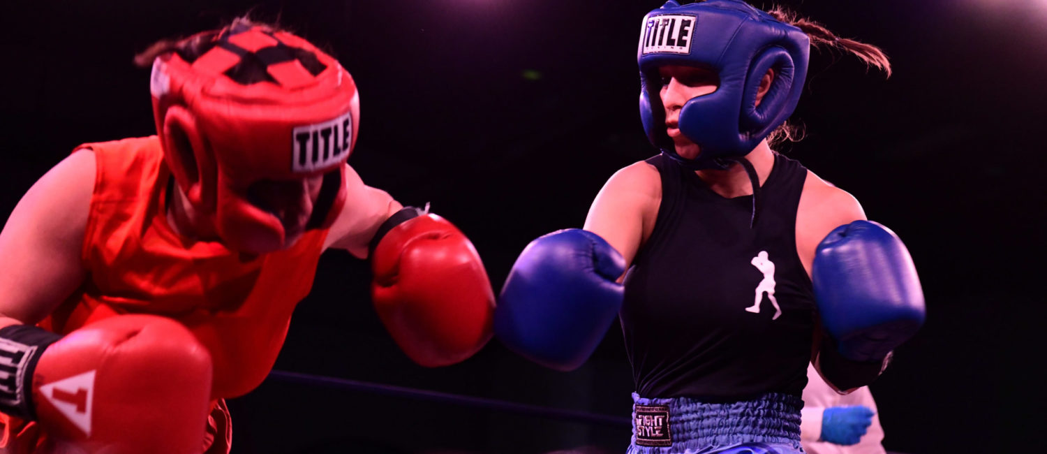 Female boxers Eliza Schlesigner (red) and Samantha Vulpis (blue) (Photo by Daniel Ortiz)