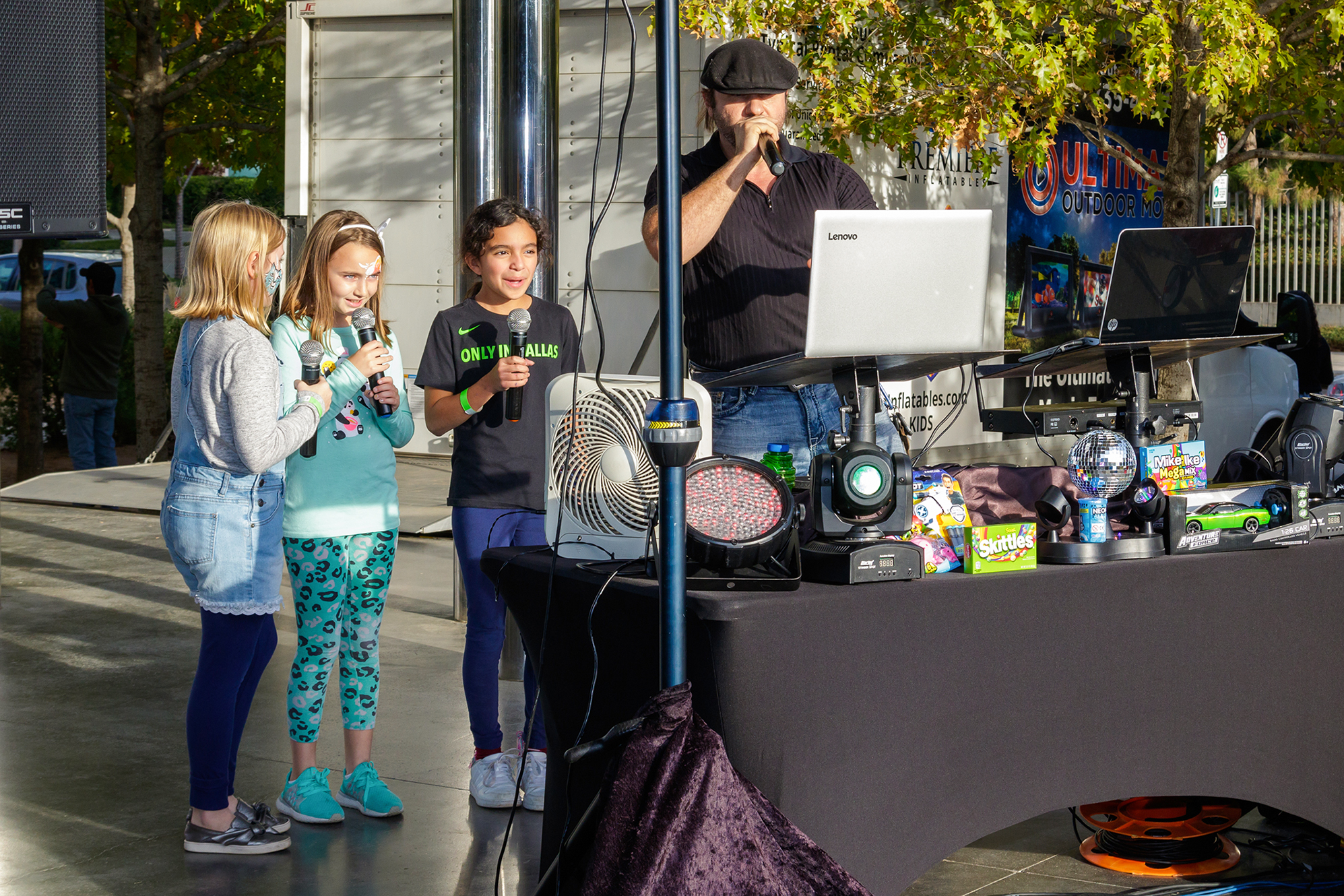 The DJ kept the party lively before the movie. (Photo by WJNPHOTO)