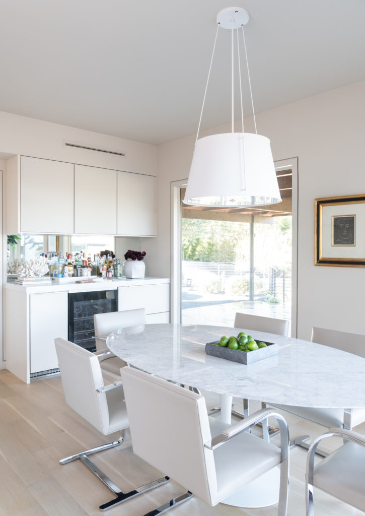 The bar area stands adjacent to the breakfast area.