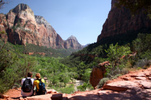 hiking-couple-sitting-zion