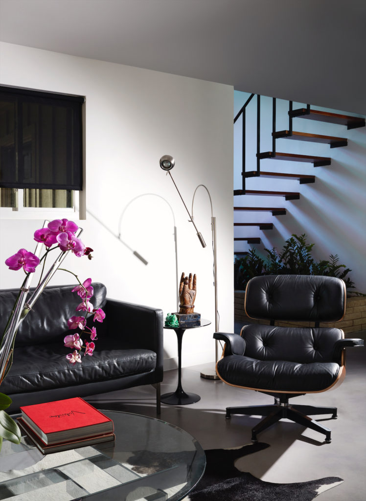 In the lounge area, Robert
Sonneman Orbiter floor lamp.
Eero Saarinen side table from
Knoll. Eames lounge chair from
Herman Miller. (Photo by Lisa Petrole)