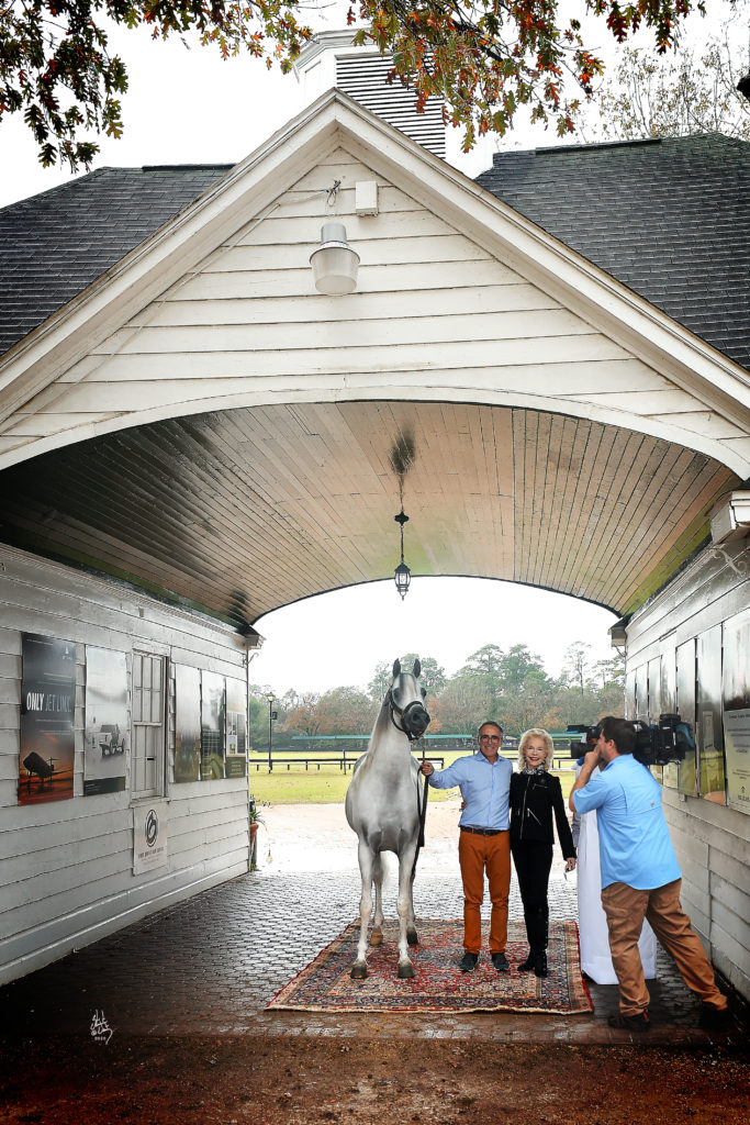 The cameras roll at Houston Polo Club when breeder/rider Michael Byatt and Lynn Wyatt pose with world champion Arabian Hariry Al Shaqab. (Photo by Stuart Vesty)
