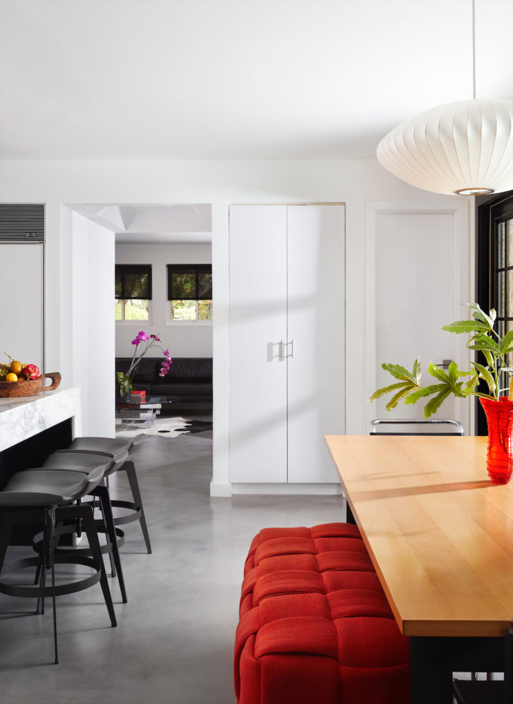In the dining area, Le Corbusier table
from Cassina. Murano 1970s vase from
James McInroe. Checks bench from Zuo.
Counter stools from Sunpan. (Photo by Lisa Petrole)