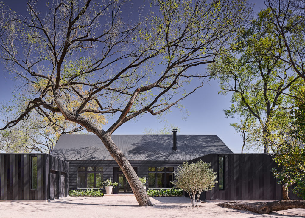 Chad Dorsey designed the corrugated-metal and shingle house to reference surf shacks along the California coast, stained black to mimic shou sugi ban,
a Japanese burned-wood technique. The white-stone gravel yard is reminiscent of beach sand. (Photo by Stephen Karlisch)