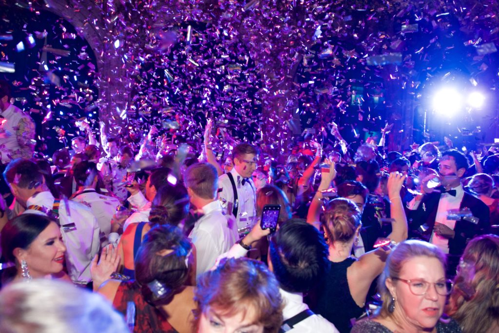 A shower of metallic confetti interrupts the dancing at 2 am in the domed courtyard of Colegio de San Ignacio de Loyola Vizcaínas. (Photo by Graciela Ubando)