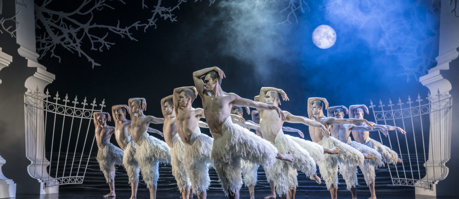 SWANLAKE (Photo by Johan Persson)