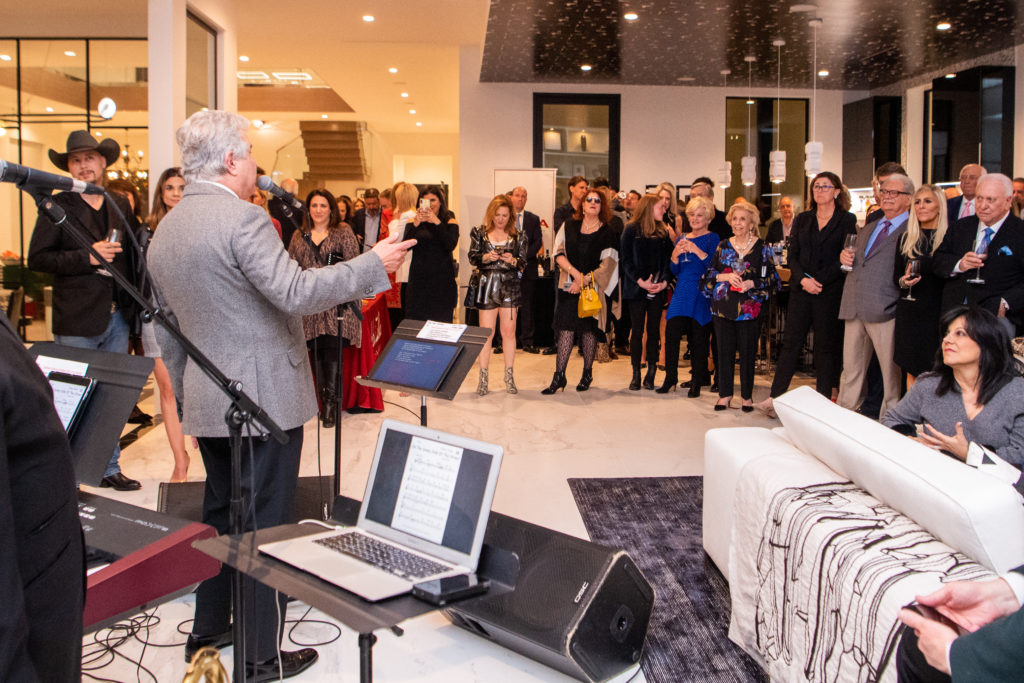 Steve Tyrell sings before a clutch of 200 in advance of the 'Roman Holiday' benefit. (Photo by Michelle Watson CatchlightGroup.com)