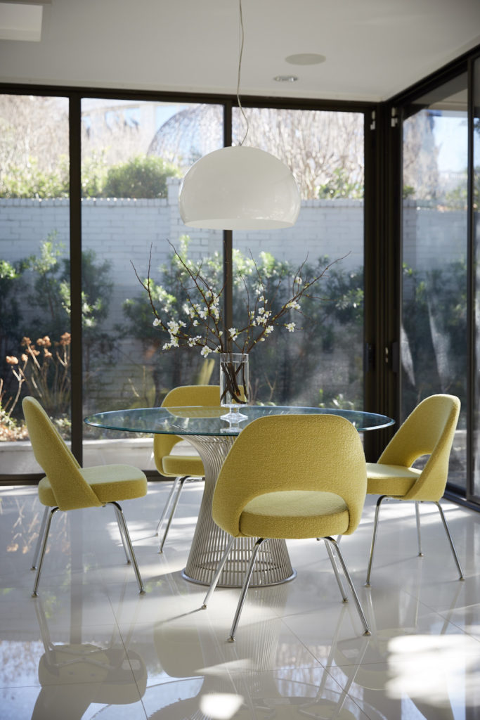 The breakfast room’s Warren Platner table was a wedding gift.
Eero Saarinen executive chairs from Knoll. Kartell light pendant
from Scott + Cooner. (Photo by Pär Bengtsson)