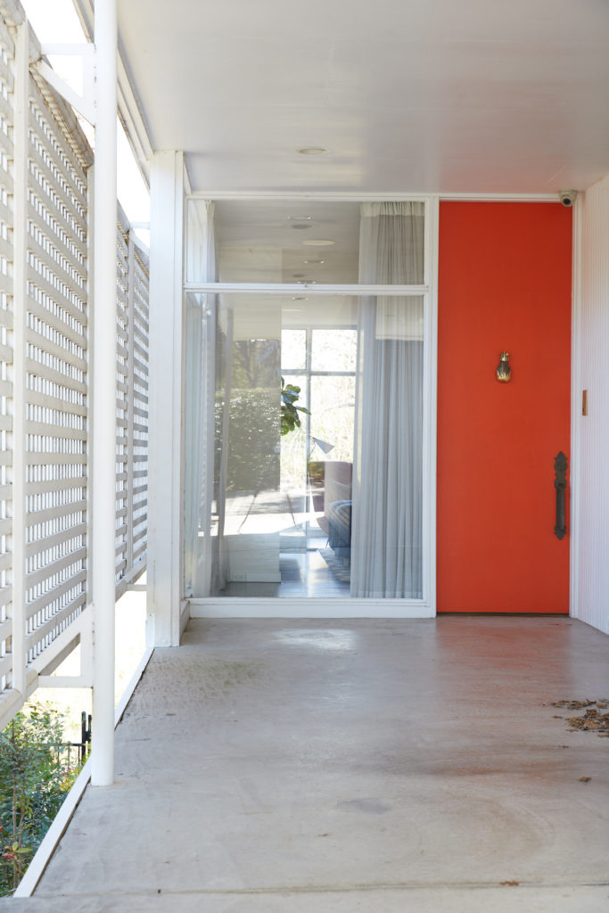 The house, designed in 1961 by architect Glenn Allen Galloway, has a front door painted Benjamin Moore Rumba Orange. (Photo by Pär Bengtsson)