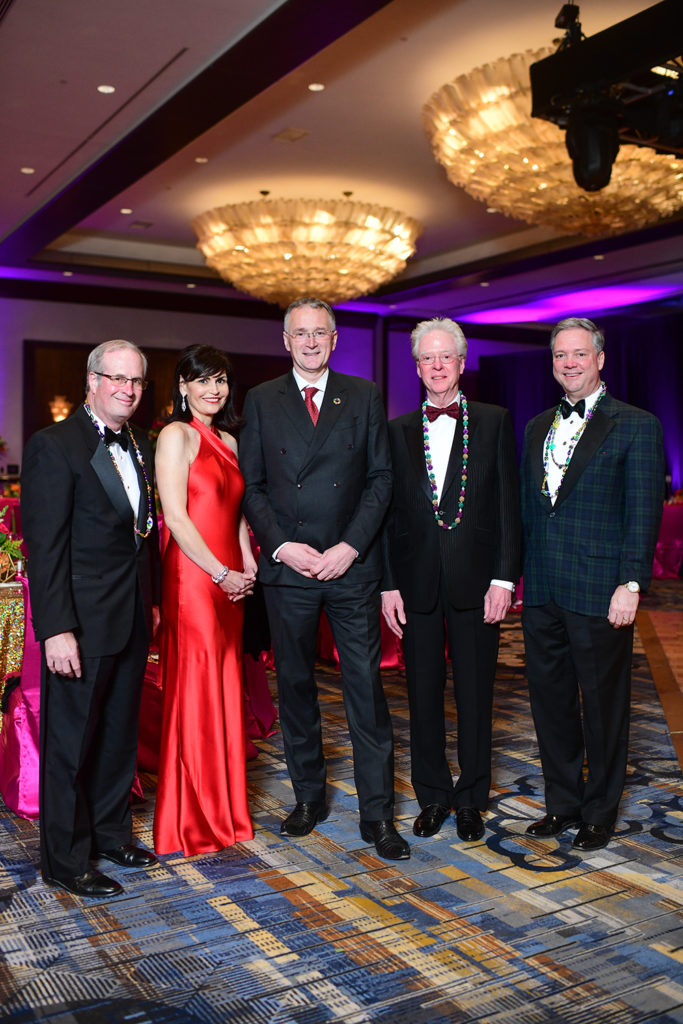 Chairs Edward L. Tyrrell, Denise Castillo-Rhodes, MBA '92, Honoree Dr. Mauro Ferrari, chairs Dr. Bert Edmundson '69, Bob Corrigan (Photo by Daniel Ortiz)