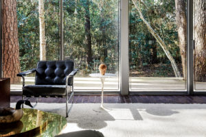 Early-morning light streams through a bank of continuous windows facing a wooded ravine, its moniker: the Tree House. Eichenberger chair, owned by Sally Walsh, gifted to the Brochsteins. Saarinen table from Evans-Walsh was a wedding present from Raymond’s brother, Branard Brochstein. (Photo by Pär Bengtsson)
