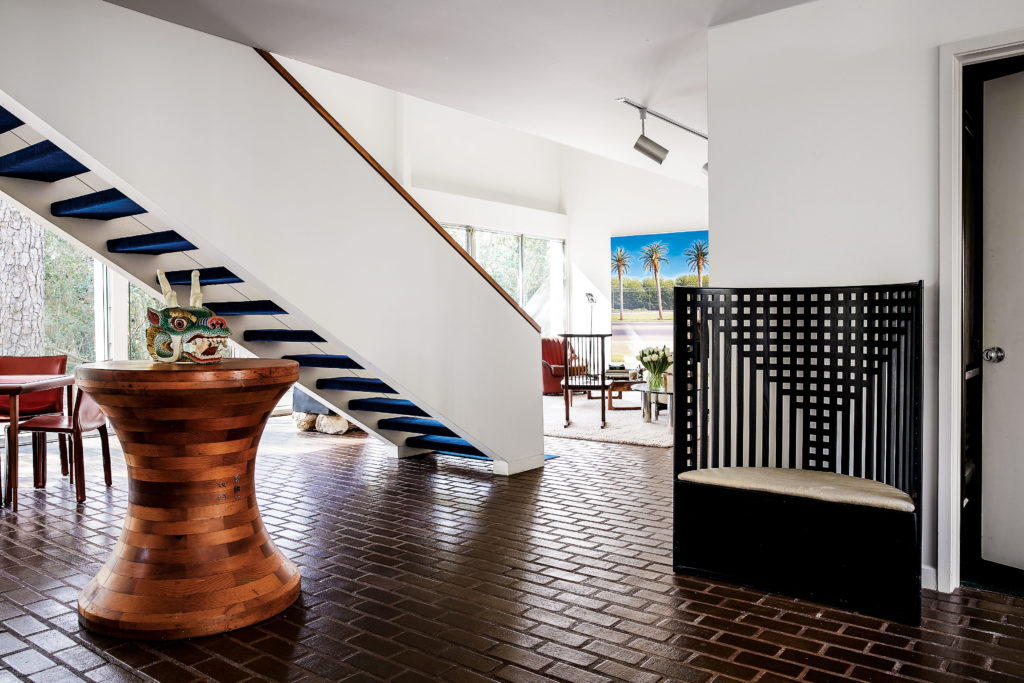 The entrance is anchored by a replica of a Charles Rennie Mackintosh Willow chair. Capstan mold from Todd Shipyards, Galveston, repurposed by Walsh as an entry table. (Photo by Pär Bengtsson)