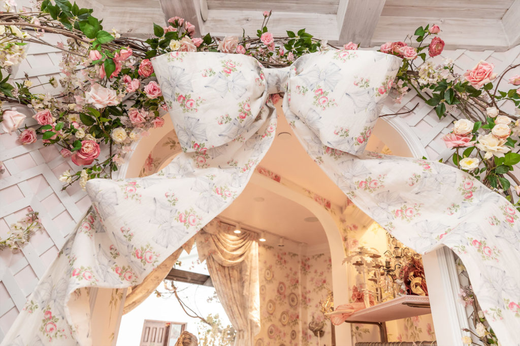 A traveling floral bow installation serves as a perfect photo-op.  (Photo by WJNPHOTO)