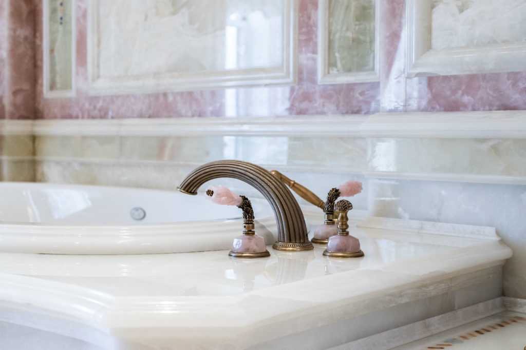 Design detailing in the master bath (Photo courtesy Douglas Elliman )